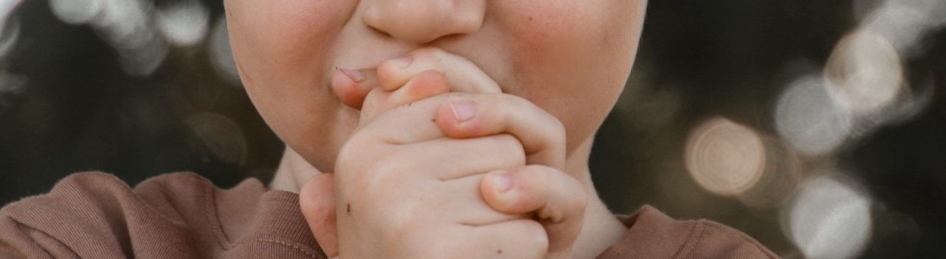 Freches Kinderlächeln Spontane Momentaufnahme mit Kindern